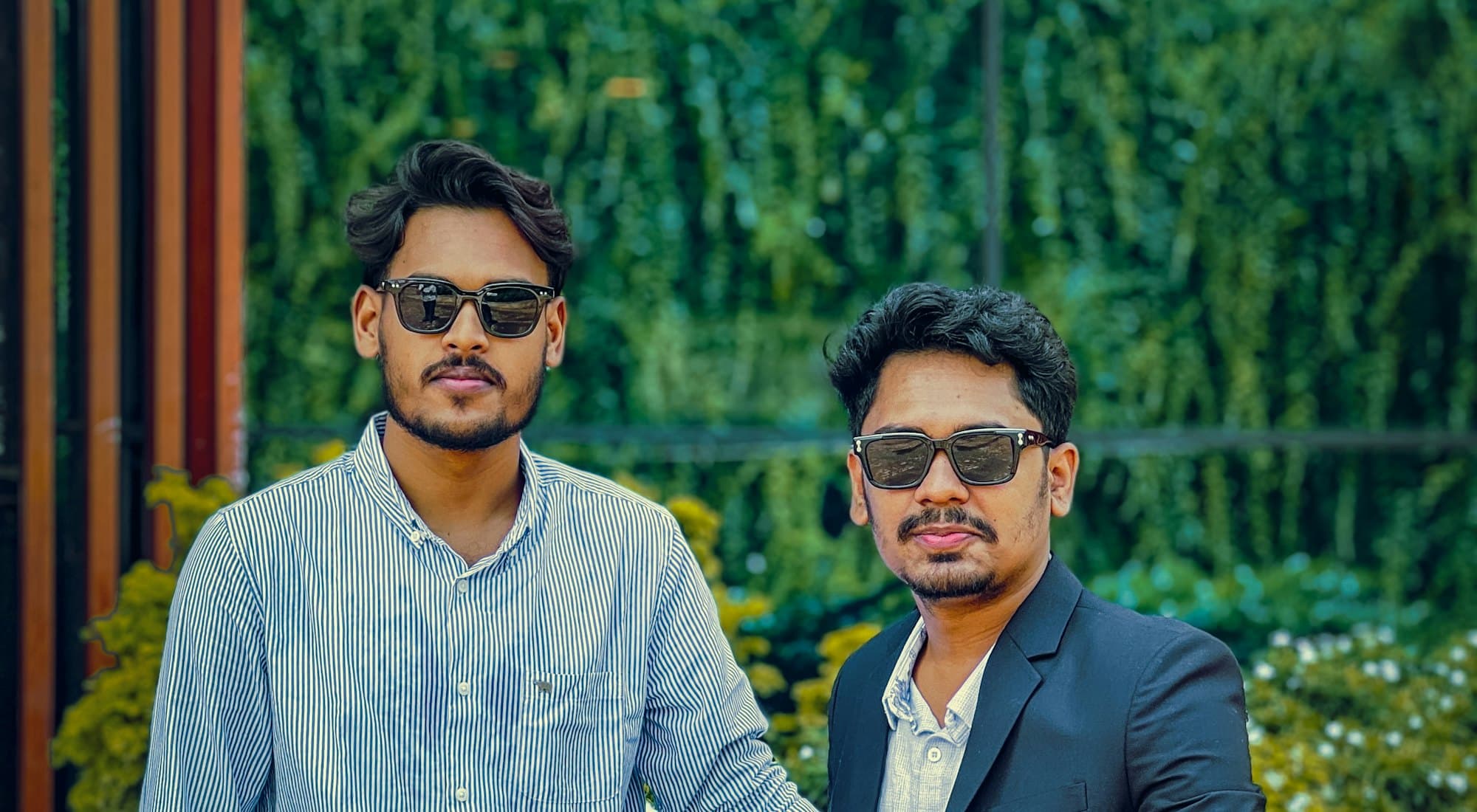 রোদচশমা পরা দুই বন্ধু, বাইরে তোলা ছবি